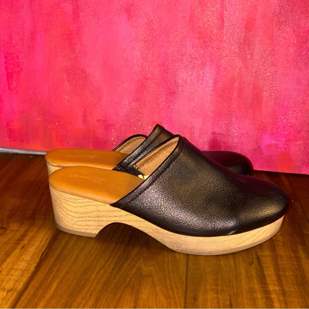 Universal Thread Black Leather Mules